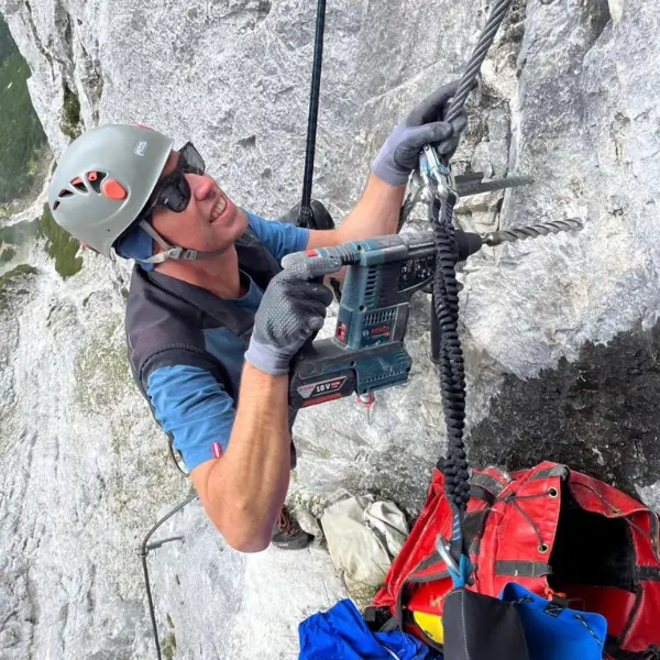 Klettersteigbau mit Schlagbohrmaschine durch Klaus Jöchler